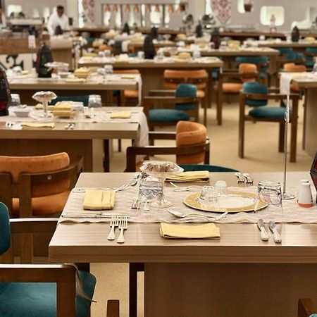 Hotel The Venue Jeddah Corniche Exterior foto The dining room at the Emirates Lounge at Dubai International Airport