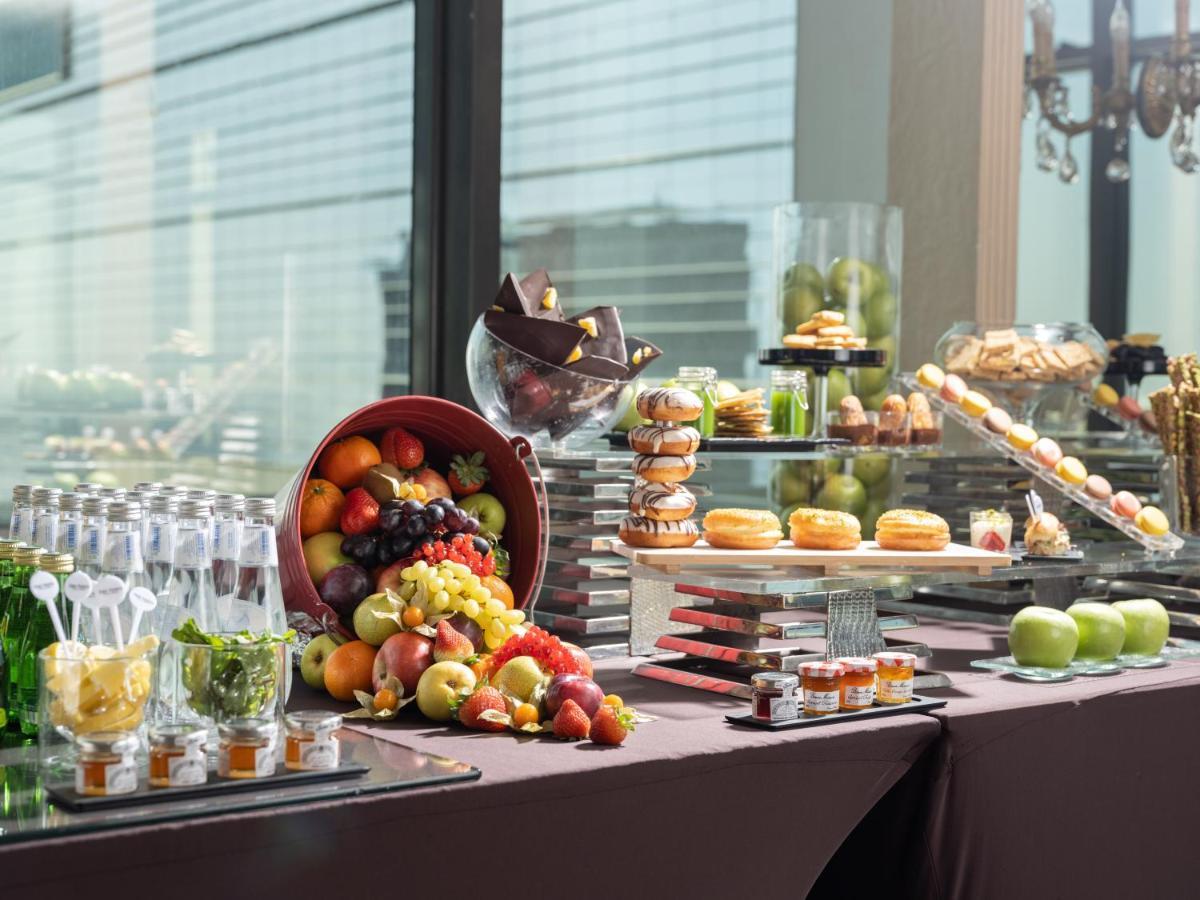 Hotel The Venue Jeddah Corniche Exterior foto A buffet at a hotel