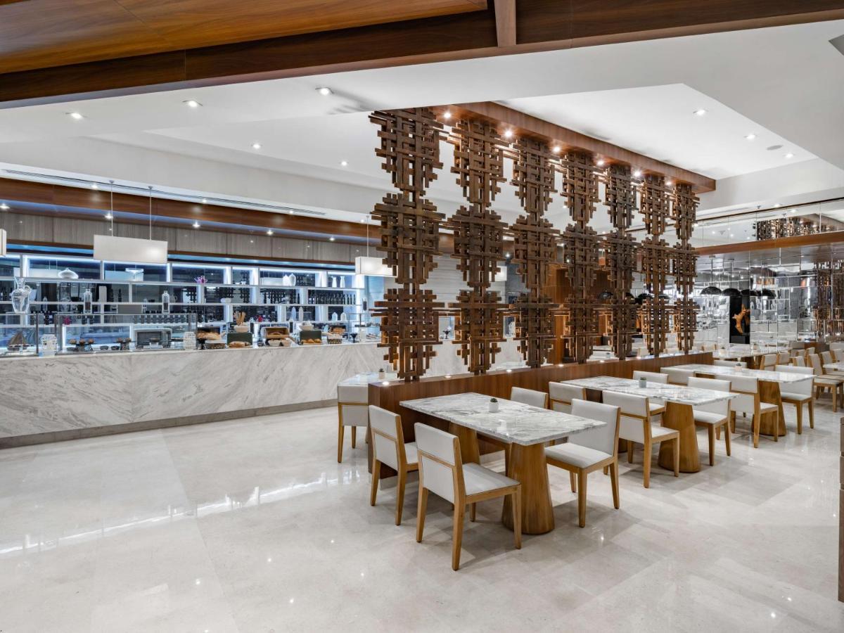 Hotel The Venue Jeddah Corniche Exterior foto The restaurant at the airport