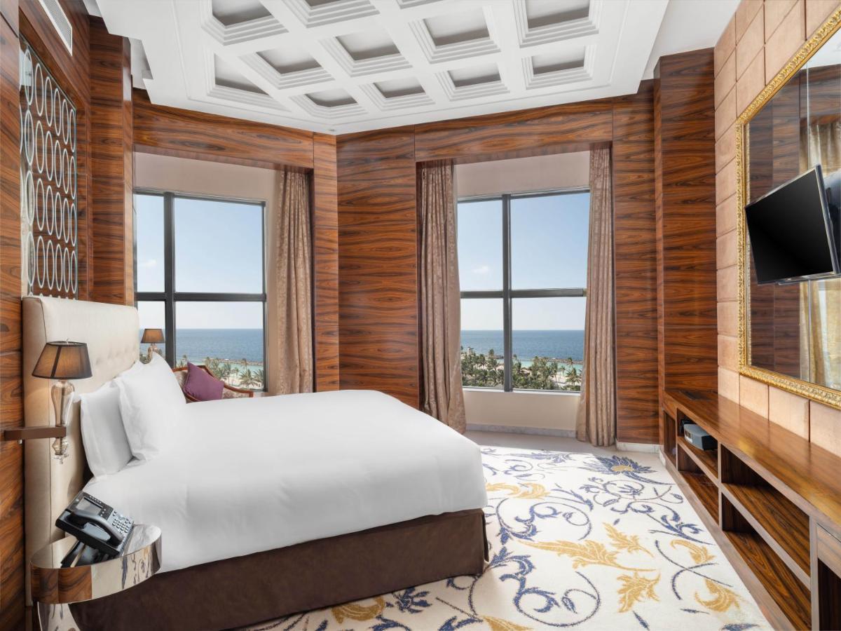 Hotel The Venue Jeddah Corniche Exterior foto A bedroom at the hotel