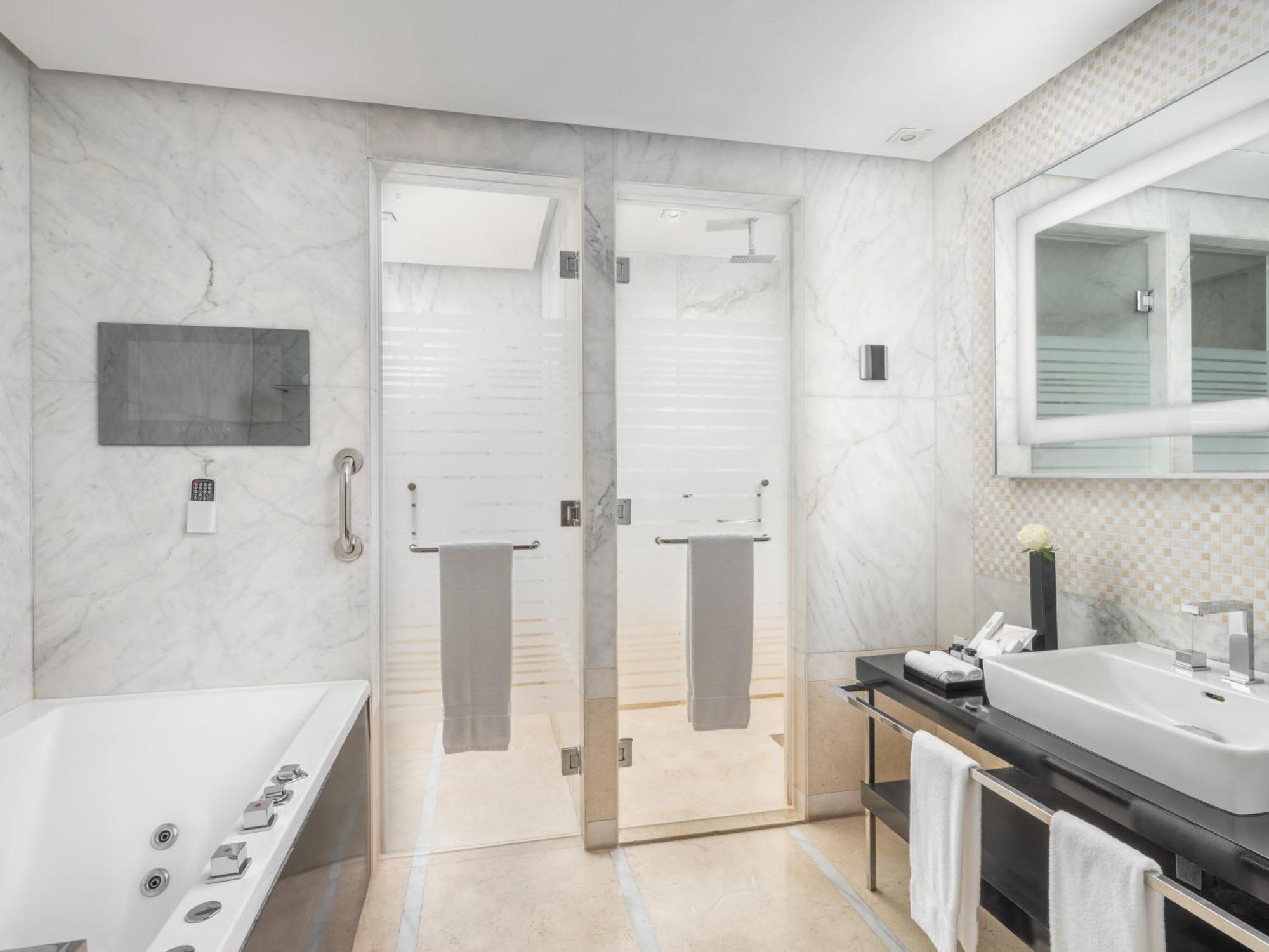 Hotel The Venue Jeddah Corniche Exterior foto Bathroom
