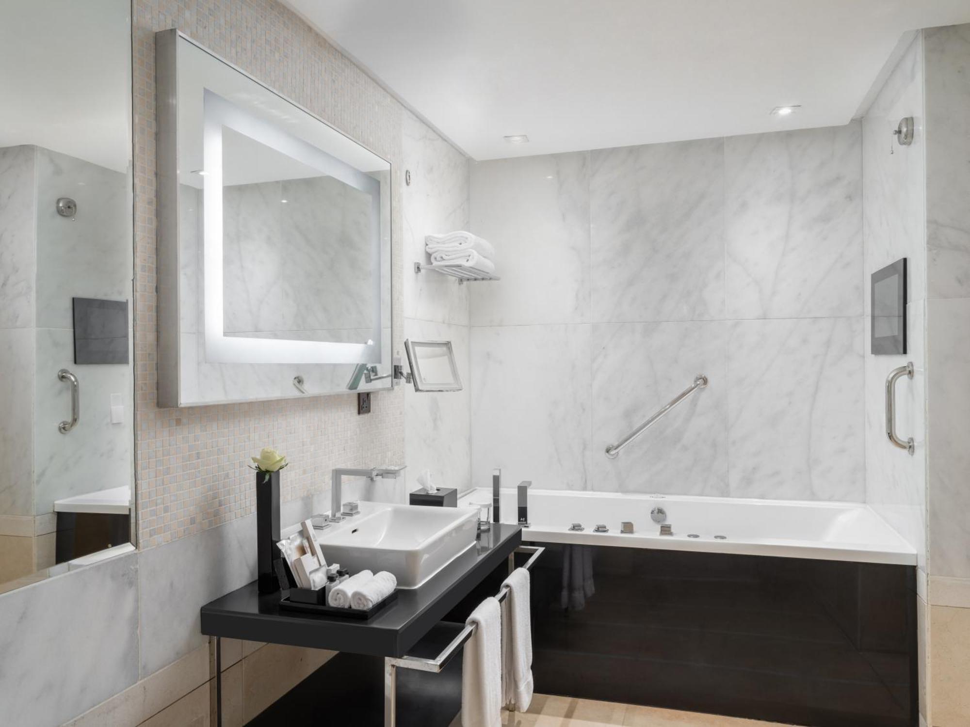 Hotel The Venue Jeddah Corniche Exterior foto Bathroom